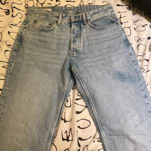 Helt nya och oanvända blå jeans från zara som medföljer kvitto. Anledning är att jag ångrade mig efter köp men hann inte besöka butik I tid. Säljer billigt medans de är varma och bekväma i en bra relaxas fit. Inga tecken på användning original pris 439kr