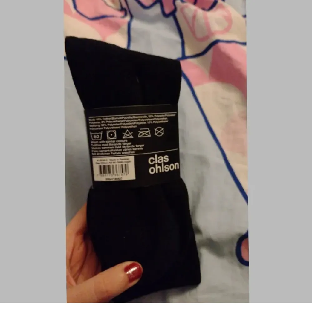 Helt nya svarta strumpor från Clas Ohlson. De är i sin originalförpackning och är 3st. Skriv vid intresse/frågor! 😊 Laddade upp dem igen för frifrakt!. Övrigt.