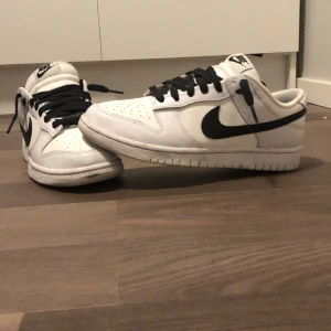 Nike dunks  - 10/10 skick har bara används en gång och har ingen starloss eller creases. Box medföljer ej. Köpta på footlooker för 1300 mitt pris 800.