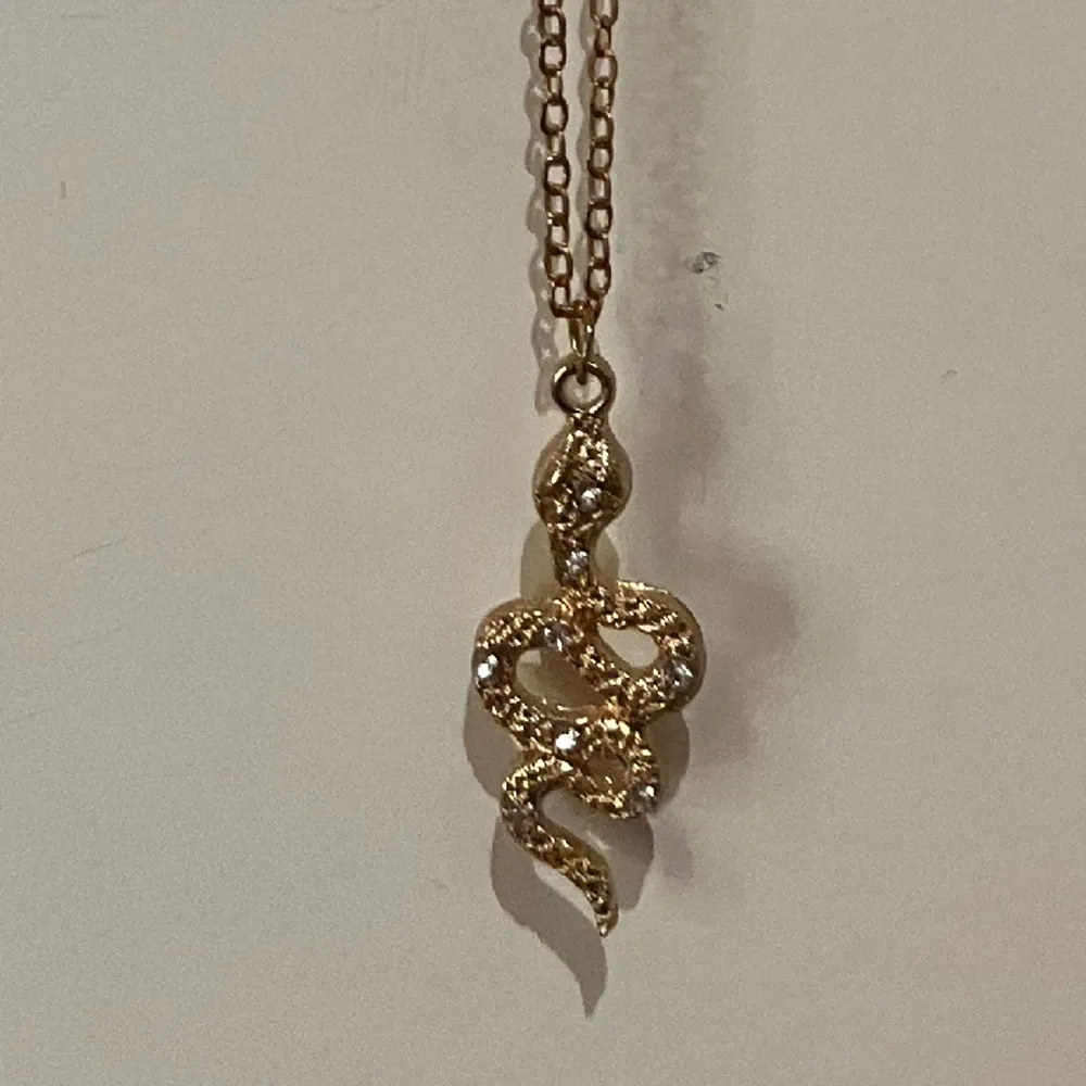 Guld halsband med orm och diamanter på. . Säljer pga av att den är för liten. Köparen står för frakt! Skriv gärna om ni har några frågor:)💐. Asusteet.