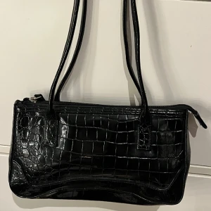 Väska  - Svart väska jag inte använder längre. Köparen står för frakt! Skriv gärna om ni har några frågor:)💐