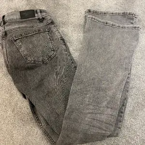 Ett par gråa bootcut jeans från Ginatricot i stolek 34. Någon centimeter för korta för mig (175). Helt nya och har kvittot kvar. Ordinarie pris 499kr säljer för 280kr
