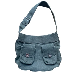 y2k vintage handväska - snygg handväska i grön grå färg. Köparen står för frakt. ❤️