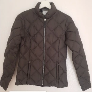 Julklapp! Midjeformad lättfodrad vinter/ vår dunjacka strl 34 - Snygg välskött lättvikts höst/vinterjacka.  Märke: McKinley  BESKRIVNING  Jackan är vadderad med dun, ger behaglig värme i kallare väder. Jackan har två sidfickor med dragkedja för smidig och säker förvaring.  Midjeformad.  Tvättråd 40°  Skick: välskött 