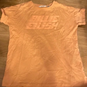 Billie eilish tröja  - Bra skick, bara använt en gång, neon orange och perfekt julklapp om man gillar billie eilish!       