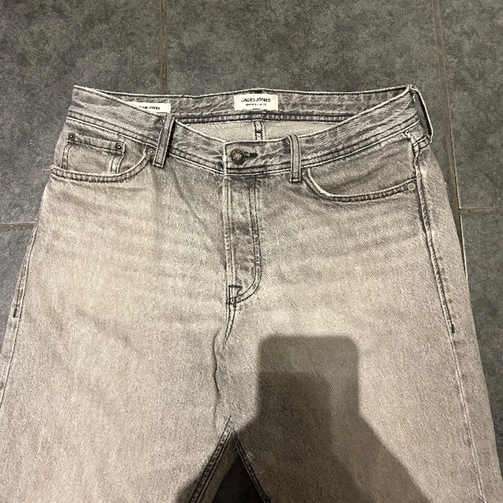 Feta Jack and Jones jeans i modellen chris loose/ inga anmärkningar förutom lite nötta vid ena byxmynningen/ nypris 700 vid snabb affär 199. Jeans & Byxor.