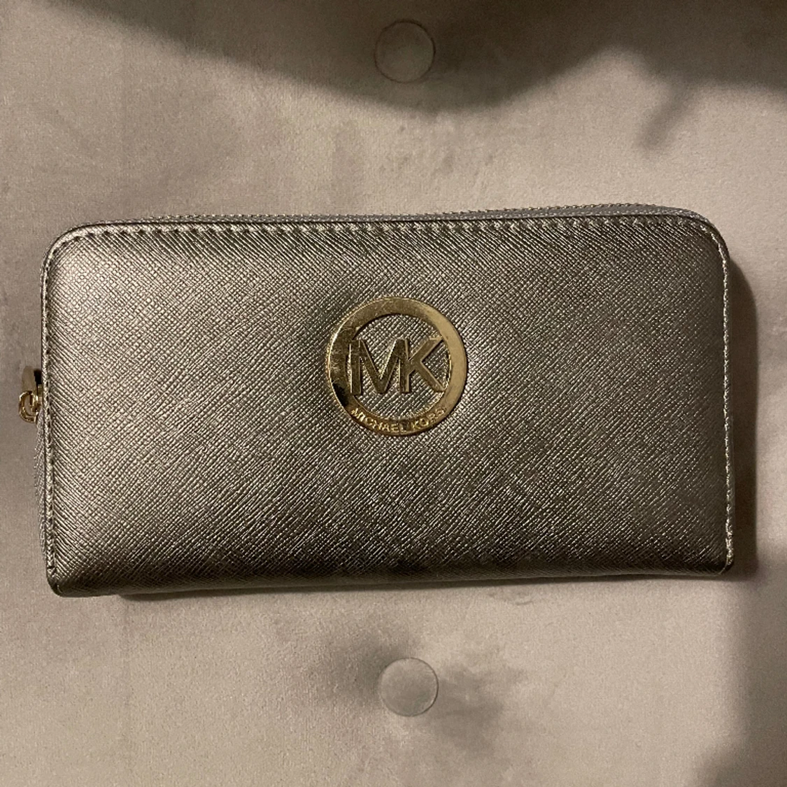 Michael kors plånbok silvrig guld