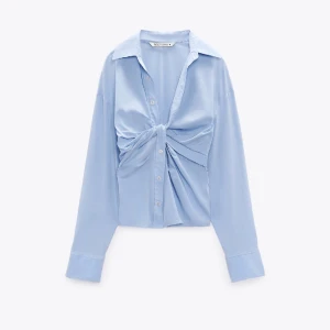 skjorta - Super cool skjorta med knytning framtill i str S från zara!! Aldrig använd o säljer då jag tyvärr inte fått någon användning av den bara. Nypris 399😊