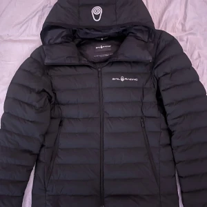 Sailracing jacka - Snålt använd sailracing spraydown jacka. Fick den i present och har knappt använd den, köpt för 3600. Skick 10/10 inga defekter. Pris kan diskuteras