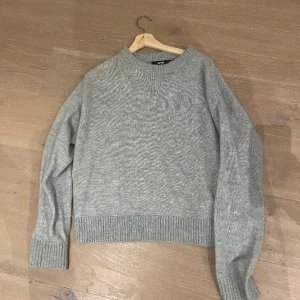alpaca blend tröja - Stickad tröja i albaca blend från bikbok. Blå/grå i färgen. 