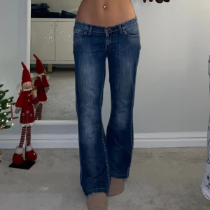 Lågmidjade bootcut jeans - Lågmidjade bootcut jeans från bigstar: midjemått: 82cm innerbensmått: 76cm. Jag är ca 167cm.