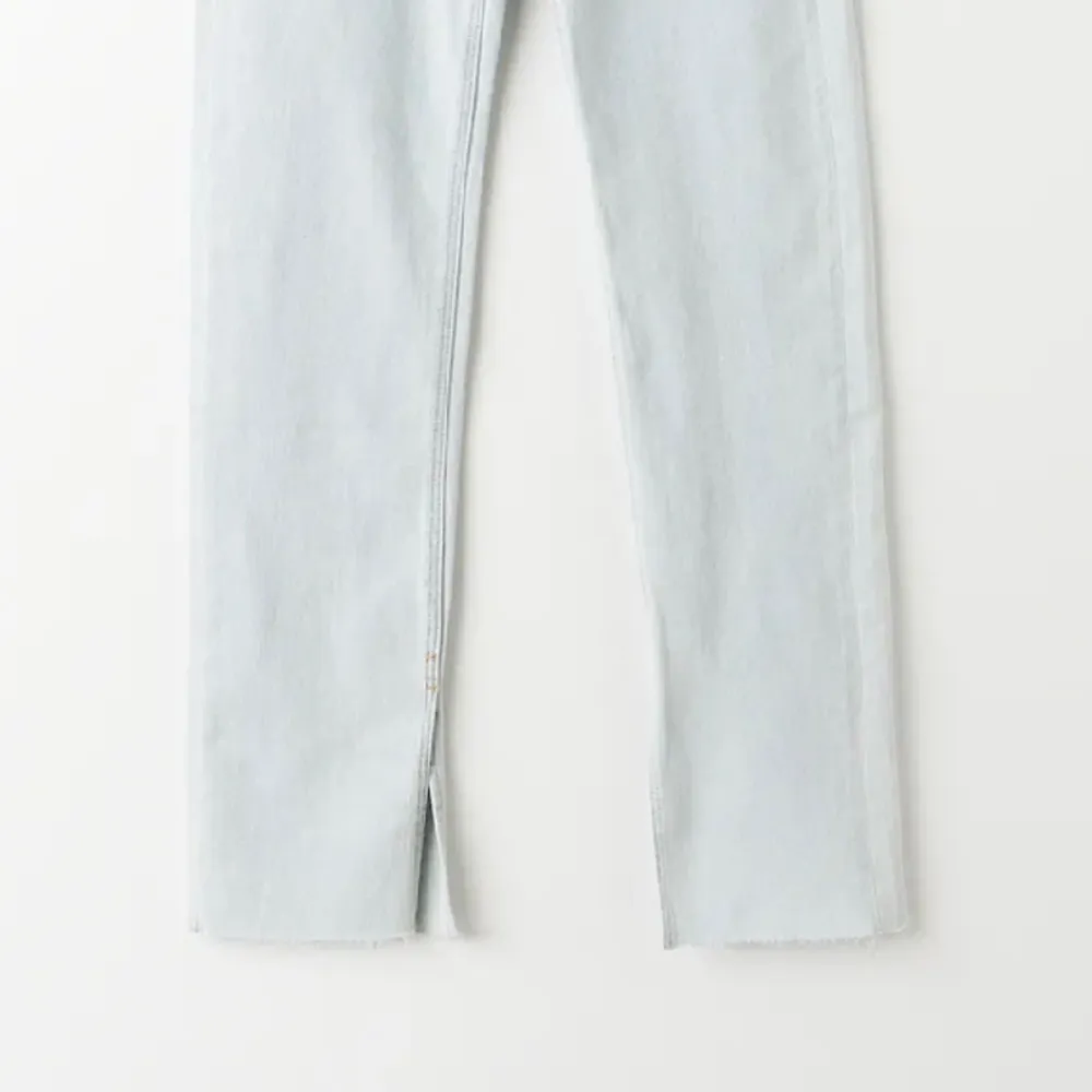 Jättesnygga jeans med slits. Kom privat för fler bilder . Jeans & Byxor.