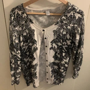 Svart vit cardigan  - Inget fel 