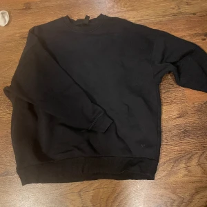 Sweatshirt  - Mörkblå sweatshirt, den är lite stor i storleken typ M/L