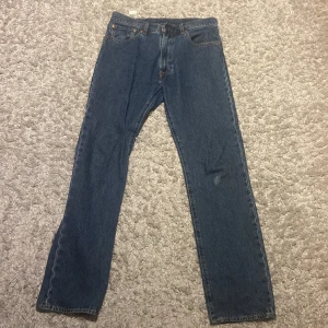 Levis jeans  - Ett par schyssta Levis 551, sparsamt använda och inga defekter förutom en liten slitning på knäet, inget märkvärdigt dock. Storlek W32 L34