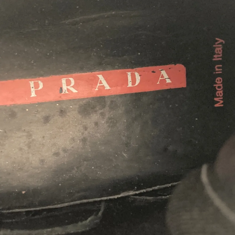 Unika Vintage Prada skor som inte längre säljs. Skorna är i svart läder och har en fyrkantig tå. Superbra skick och verkligen jätte coola att styla!⭐️. Skor.