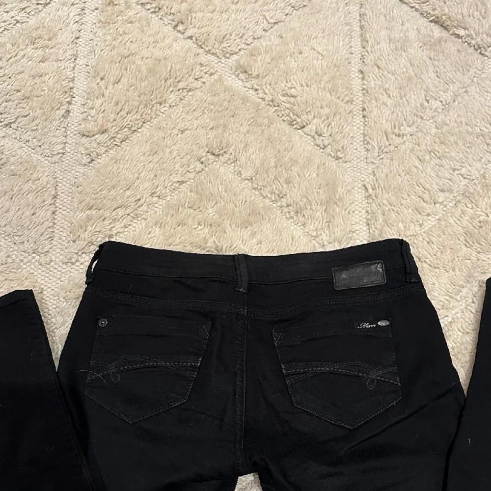 Säljer mina svarta Mavi jeans i storlek 27/32 då de tyvärr blivit för små. I mycket bra skick (är spegel som är smutsig på bilderna). Väldigt snygga detaljer på fickorna❤️. Jeans & Byxor.