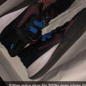 Kyrie fly trap  - Använde skor men fortfarande jätte bra grepp och sköna att spela i