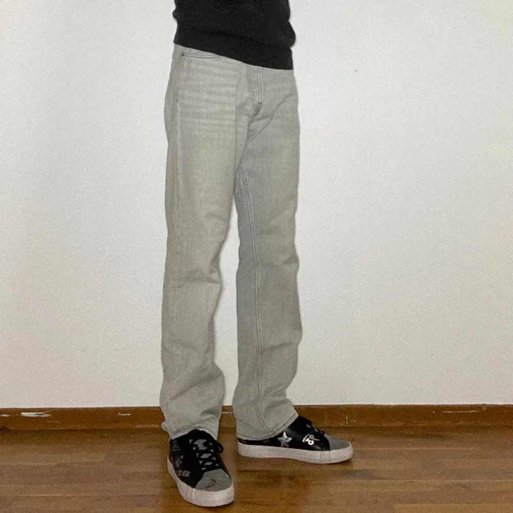 Ljusgrå jeans från weekday som är i bra skick, storleken är 28/32 men sitter mer som 29/34. Jeans & Byxor.