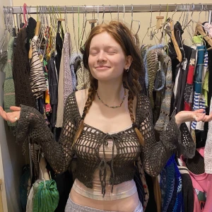 Virkad kofta - Av återvunnet garn i skogsgrönt  Mina mått: byst 89cm midja 73cm