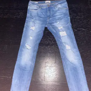 Ett par super fina Jack & Jones Skinny/Liam jeans, endast använda 1-2 gånger i mycket fint skick. Originalpris: 700kr Hör av er vid frågor :)