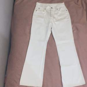 Helt oanvända jättefina jeans från h&m. Råkade beställa hem två likadana så därför vill jag sälja dessa. 
