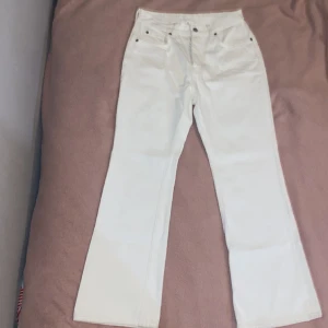 Vita jeans 💌 - Helt oanvända jättefina jeans från h&m. Råkade beställa hem två likadana så därför vill jag sälja dessa. 