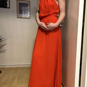 Röd lång klänning, perfekt nu till jul 🎄❤️frakt ingår och betalning sker via Swish :)