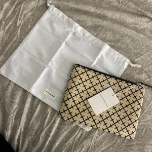 By Malene Birger clutch - Hjälper min syster att sälja henens ivy purse utan band från ”By Malene Birger”🌸
