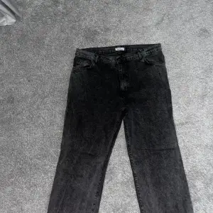 Mörkgråa woodbird jeans i lös passform. Säljs pga för stora för mig. Nypris 1200