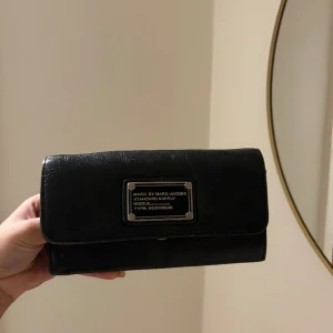 Marc by Marc Jacobs - Säljer min vintage plånbok från Marc by Marc Jacobs. Mångfackig och fin som accessoar. Den är i bra skick men används tyvärr inte.🖤