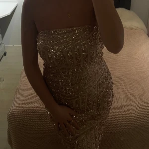 Nyårsklänning  - Säljer min otroligt snygga nyårsklänning i storlek M från Syster P. Använt endast en gång, säljs på grund av att den inte kommer till användning 