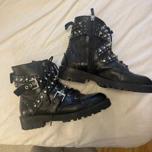 Boots med nitar från Zara, supersnygga men får inte användning för dem.. 