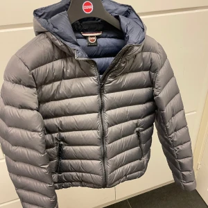 Colmarjacka  - Jättefin Colmarjacka i dun. Stl.172cm/16år. Sparsamt använd 