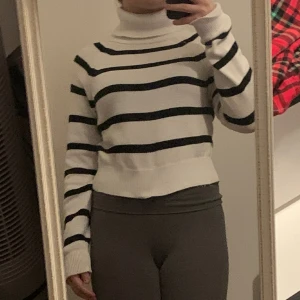 Randig stickad tröja  - Den är nästan helt ny, original pris är 400kr. jag har använt den typ 3 gånger, den är från NA-KD, den är bekväm och croppad men jag ser inte bra ut i den och jag tror att det finns någon annan som skulle passa i den. Om du vill ha flera bilder säg till.