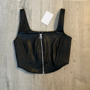 Svart topp - Säljer denna svarta topp i stl M. Liten i stl. Aldrig använd