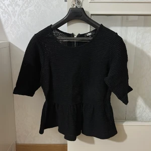 Svart tröja med volang ner till  - Svart tröja med volang ner till storlek L och köpt från Bikbok 