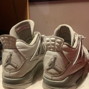 Jordan 4 oreo - Strl 43 använda och bra skick  Kan fraktas och mötas  Kan byta också