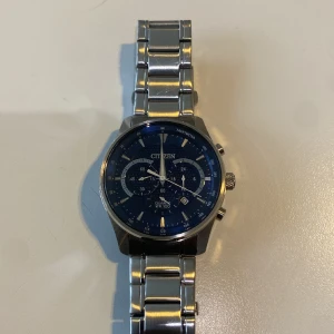 Citizen klocka  - Jävligt fräsch klocka och jävligt grish. Köpte en rolex så använder inte denna.