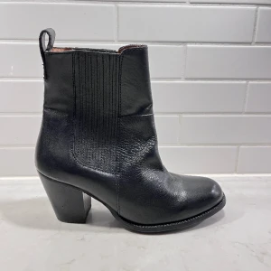 Ankle boots aldrig använda stövletter - Skinnskor. Snygga men ngt för små. Stl 37 men mer som 36. 