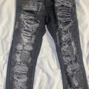 Ripped jeans - Ripped jeans aldrig använda ligger bara i garderoben fel storlek