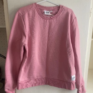 Set - Säljer dessa snygga och mysiga set i fint skick! Lågmidjade mysbyxor + sweatshirt med lurv inuti🩷💞 Sitter perfekt på mig som är 166cm och brukar ha xs!🫶🏼 Säljer då de inte används!