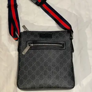 Säljer nu min Gucci bag för att den inte andvänds längre. Men en mycket fin och bekväm bag, tveka inte att höra av dig vid funderingar eller liknande pris kan diskuteras vid snabb och smidig affär🤝🏻Mvh Elias.