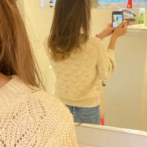 Stickad tröja - Pris kan diskuteras!! Vit, superfin stickad tröja 💕 säljer då den inte kommer till användning