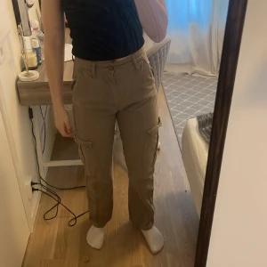 Bruna cargo jeans - Bruna cargo jeans, super sköna och snygga! Köpte dom ett tag sen så kommer inte ihåg märke.