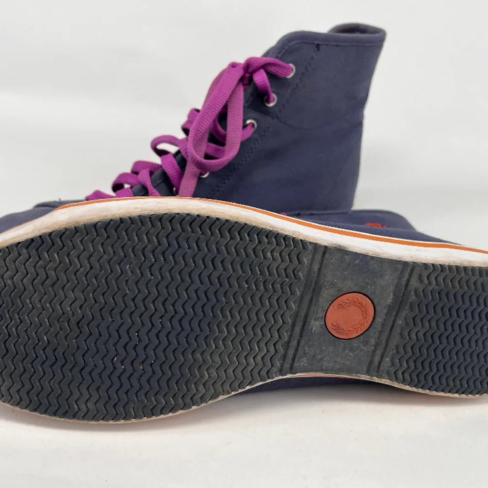 Höga sneakers i canvas från Fred Perry i fint skick. Mörkblå-lila färg med lila skosnören. Storlek 39. Skor.