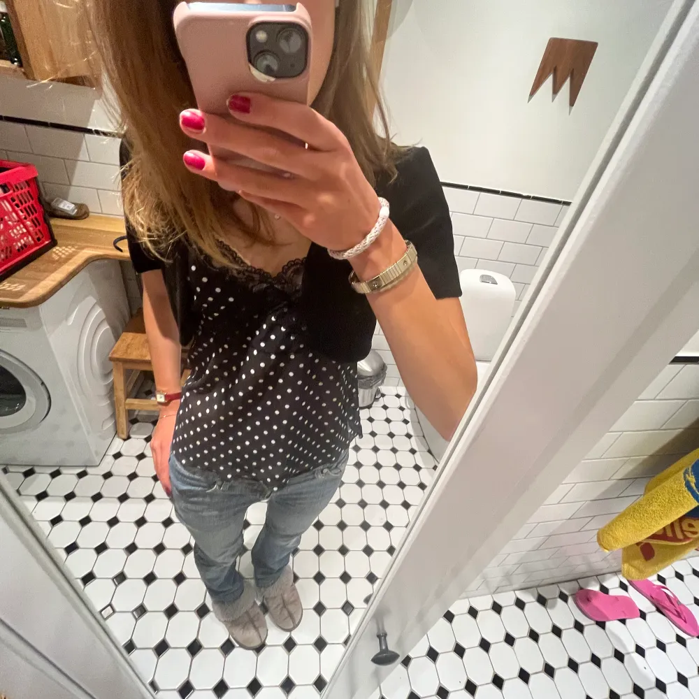 Jättesöt topp! Passar as bra med en bolero💕🤩. Yläosat.