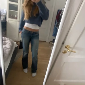 Lågmidjade jeans - Säljer dehär asnsygga jeansen ifrån only. Min kamera är sönder och därav kvaliten på bilderna men hör av er om ni vill ha bättre så fixar jag de💕lite smått slitna där nere, fråga efte  en bild så fixar jag💕Midjemått: 72cm, innerbenslängden:80cm💕 