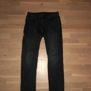 Acne Studios byxor - Ett par snygga Acne Studios byxor, gjorda i Italien. De är i väldigt gott skick och knappt använda. Storlek 30 34 EU. Säljer på grund av att jag har växt ur dem. 