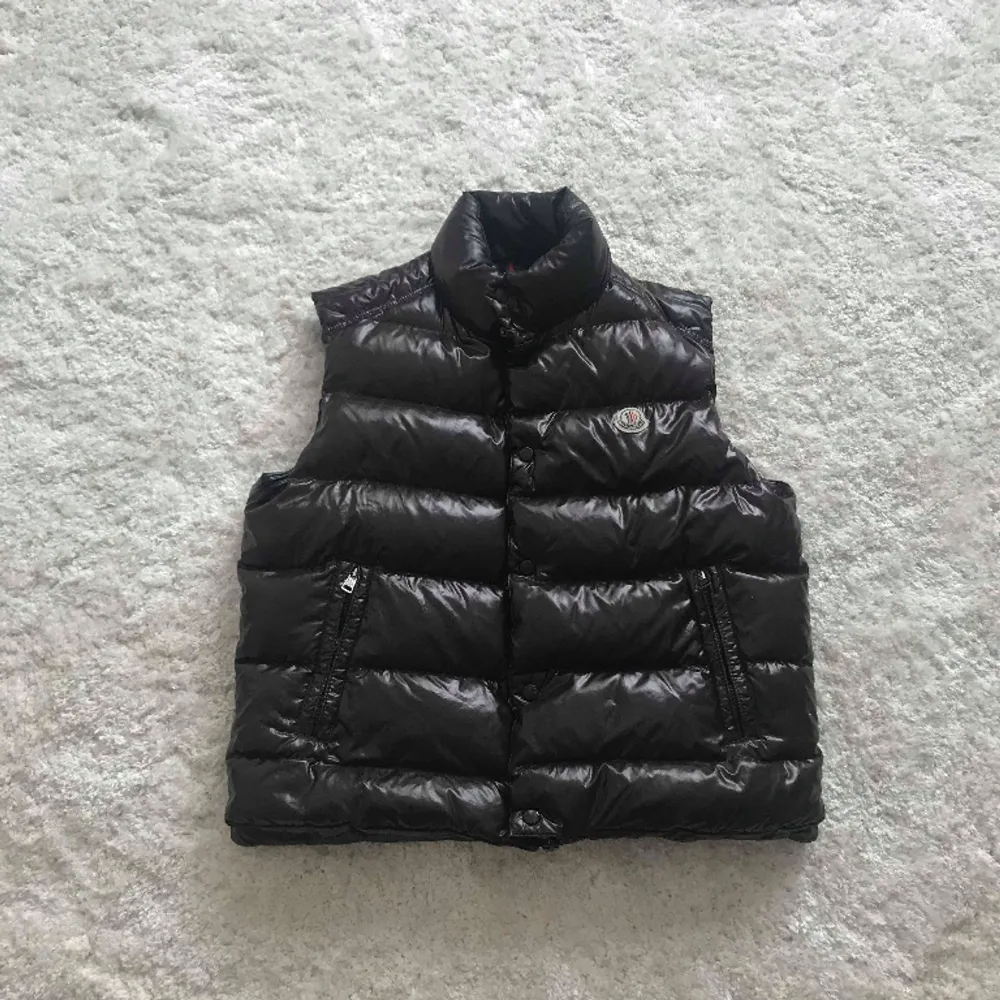 Selling my moncler gilet  Can fit sizes Large 🚨 I only sell authentic 🚨 Message for any more info. Jackor.